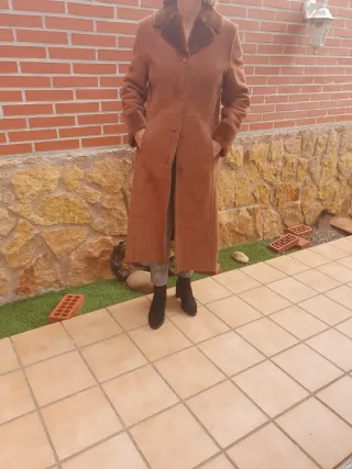 Abrigo largo piel sintética marrón.
