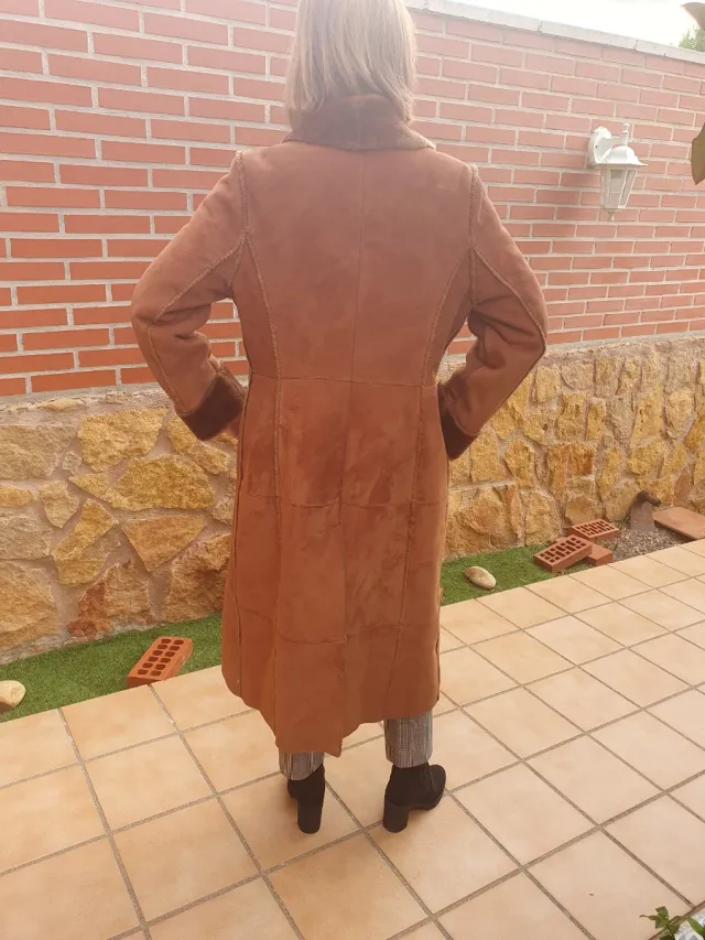 Abrigo largo piel sintética marrón.