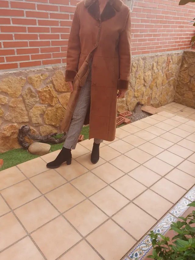 Abrigo largo piel sintética marrón.