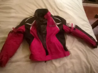 Chaqueta de moto rojo y negra