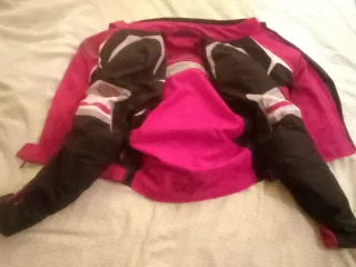 Chaqueta de moto rojo y negra