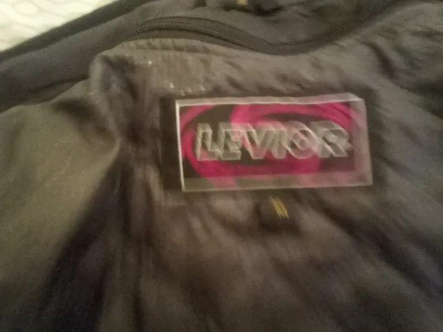 Chaqueta de moto rojo y negra