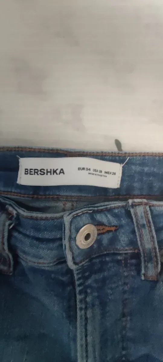 Pantalón tejano desgastado con salpicaduras