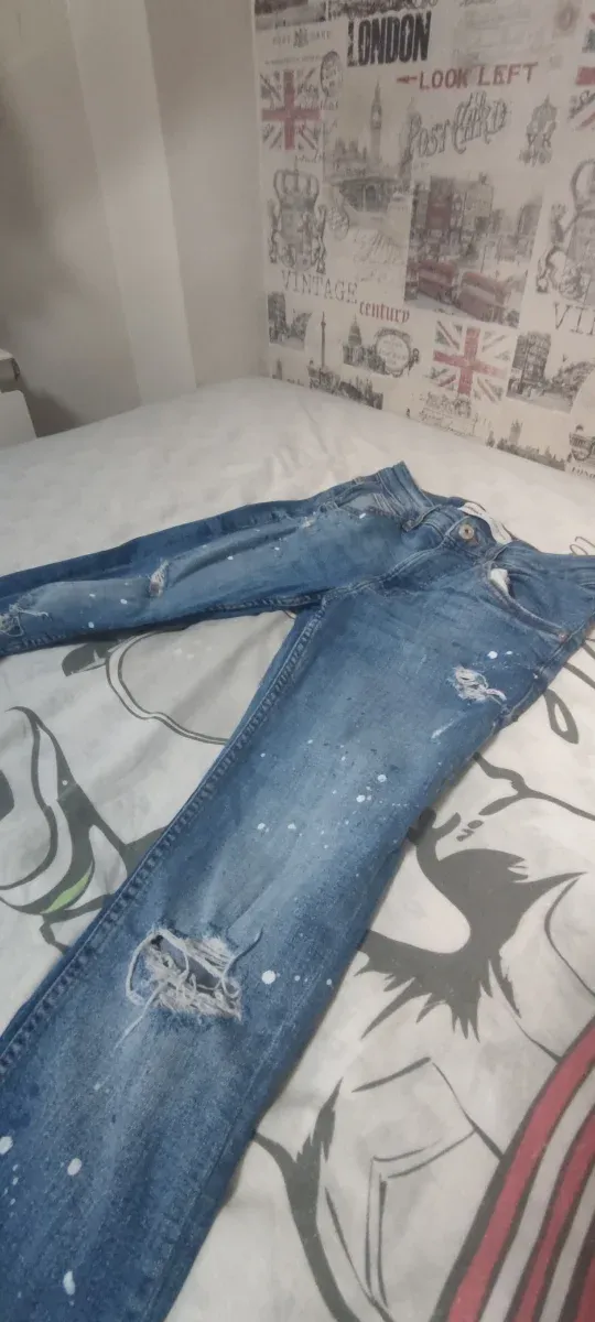 Pantalón tejano desgastado con salpicaduras