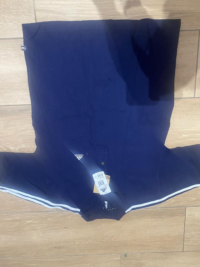 Polo Adidas azul con rayas