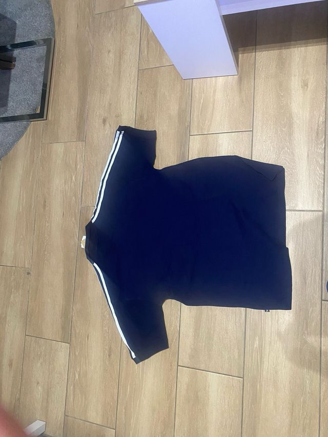 Polo Adidas azul con rayas