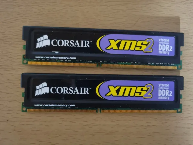 2x 1GB DDR2 Corsair XMS2 Memória RAM
