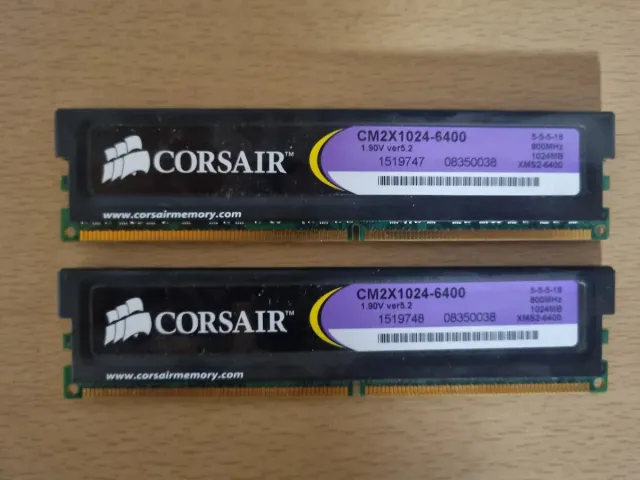 2x 1GB DDR2 Corsair XMS2 Memória RAM