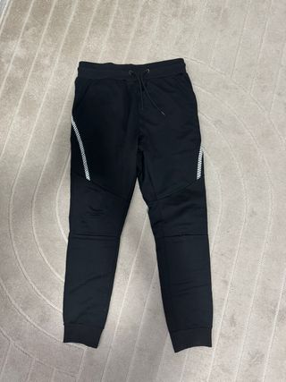 Pantalón chándal negro con detalles