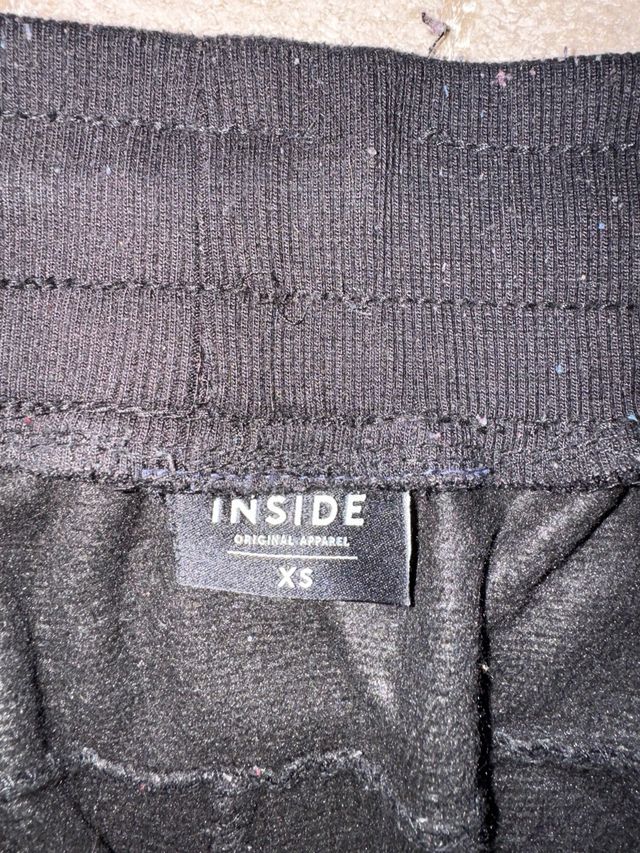 Pantalón chándal negro con detalles