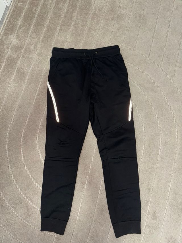 Pantalón chándal negro con detalles