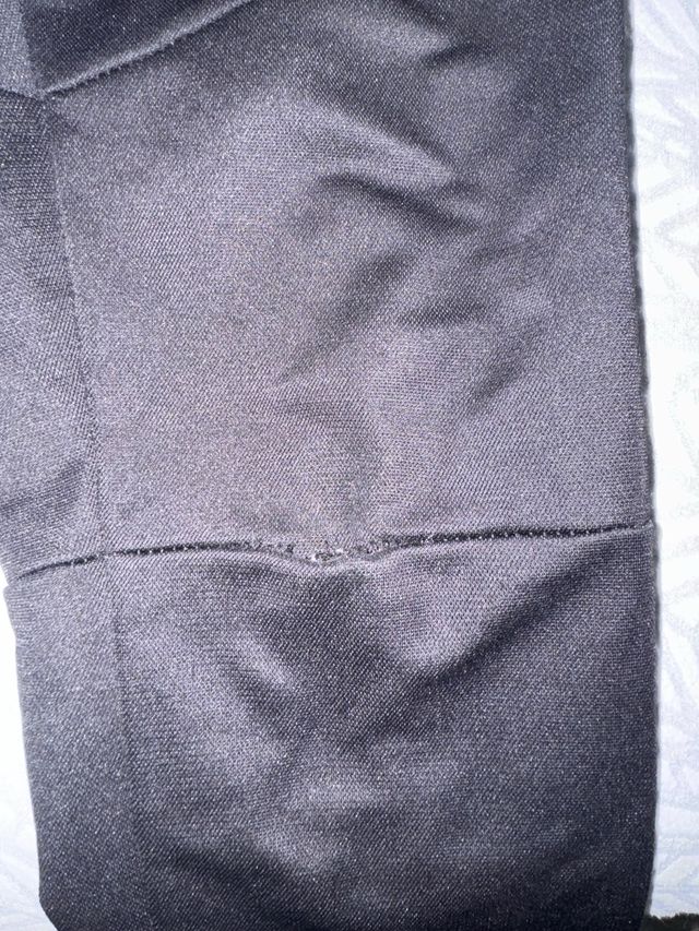 Pantalón chándal negro con detalles