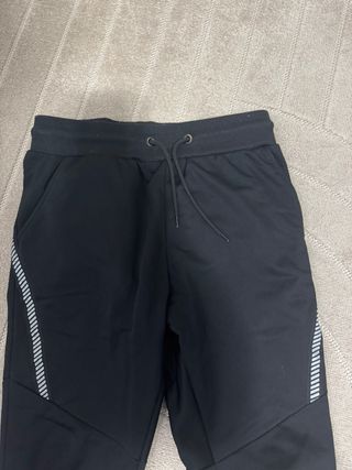 Pantalón chándal negro con detalles