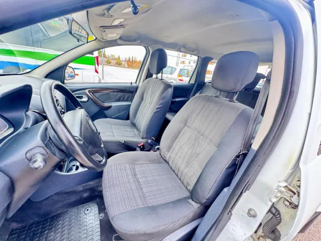 4X4 Dacia Duster 1.6i gasolina de 110cv . Vehículo