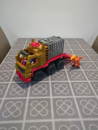 Camión Jurassic World con dinosaurio