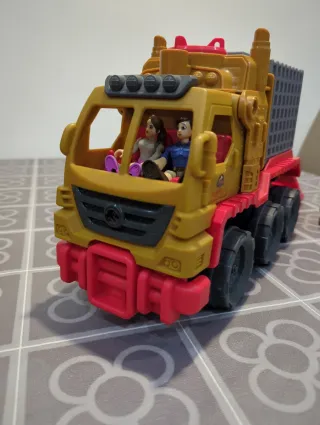 Camión Jurassic World con dinosaurio