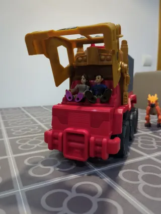 Camión Jurassic World con dinosaurio