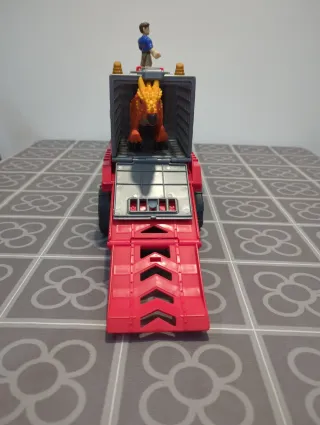 Camión Jurassic World con dinosaurio