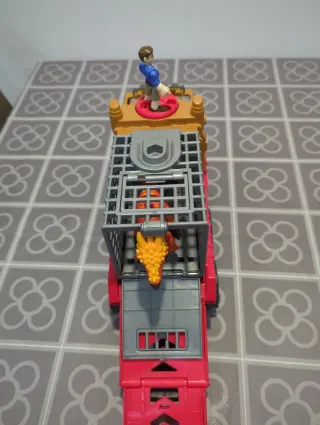 Camión Jurassic World con dinosaurio