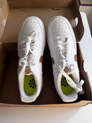 Nike Court Vision Blancas y Doradas