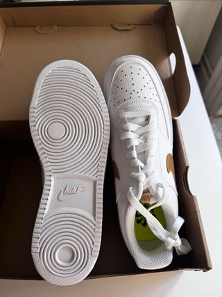 Nike Court Vision Blancas y Doradas