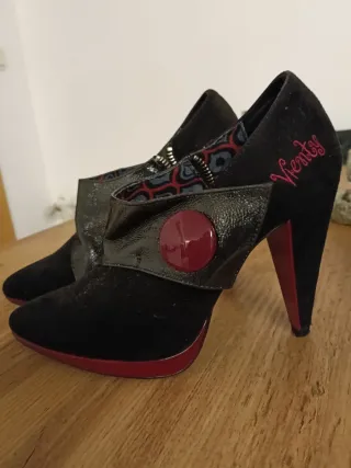 Zapatos de tacón negros y rojos
