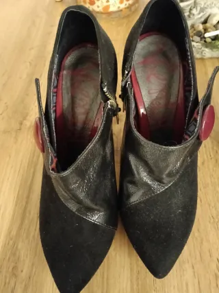 Zapatos de tacón negros y rojos