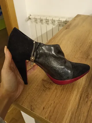 Zapatos de tacón negros y rojos