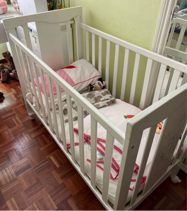 Cuna de madera para bebé