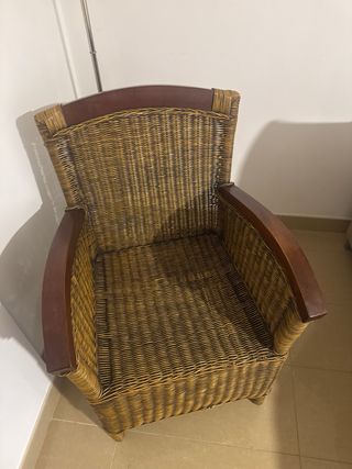 Sillón de mimbre con cojín floral