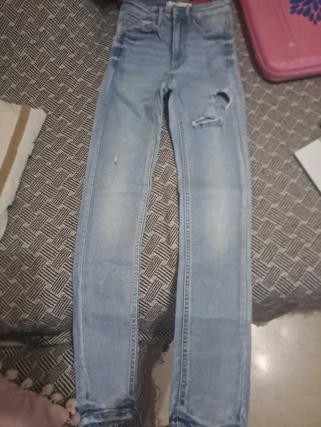 Pantalones vaqueros Stradivarius rotos