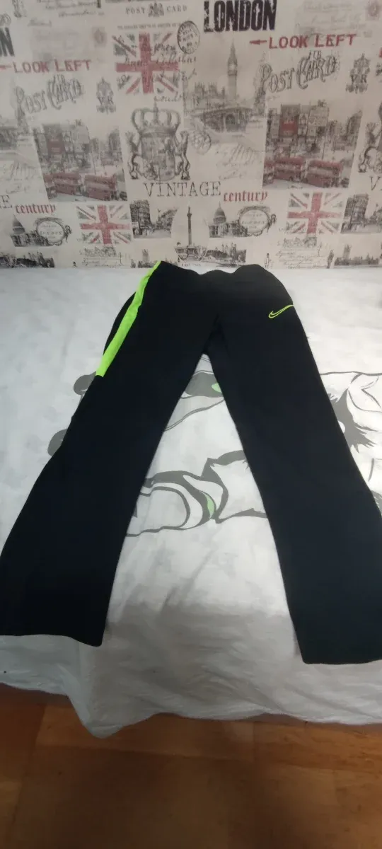 Pantalón Nike Negro y Verde