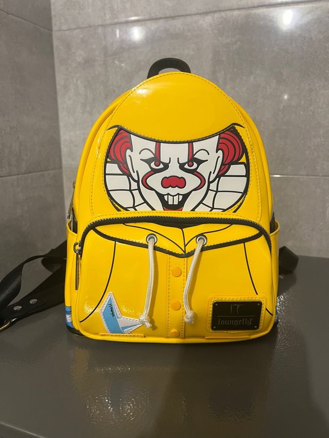 Mochila Loungefly IT Pennywise Amarilla