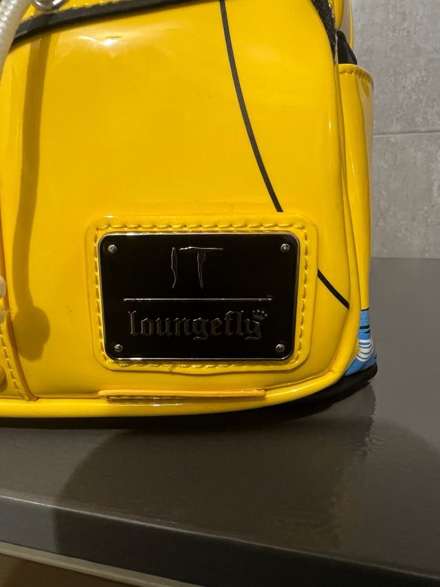 Mochila Loungefly IT Pennywise Amarilla