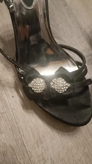 Sandali neri con tacco e strass