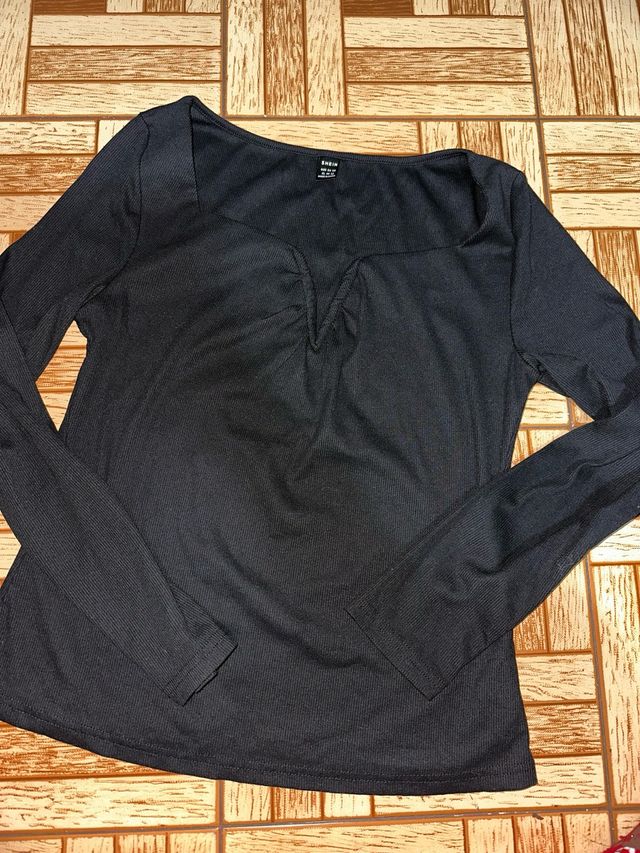 Camiseta SHEIN manga larga escote corazón