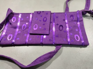 Bolso de tela morado con lentejuelas