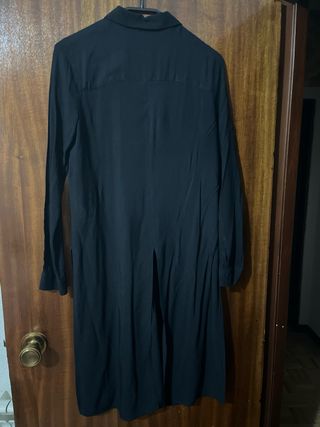 Camisa larga negra con aberturas