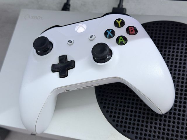 Xbox Series S Blanca con Mando y Juegos