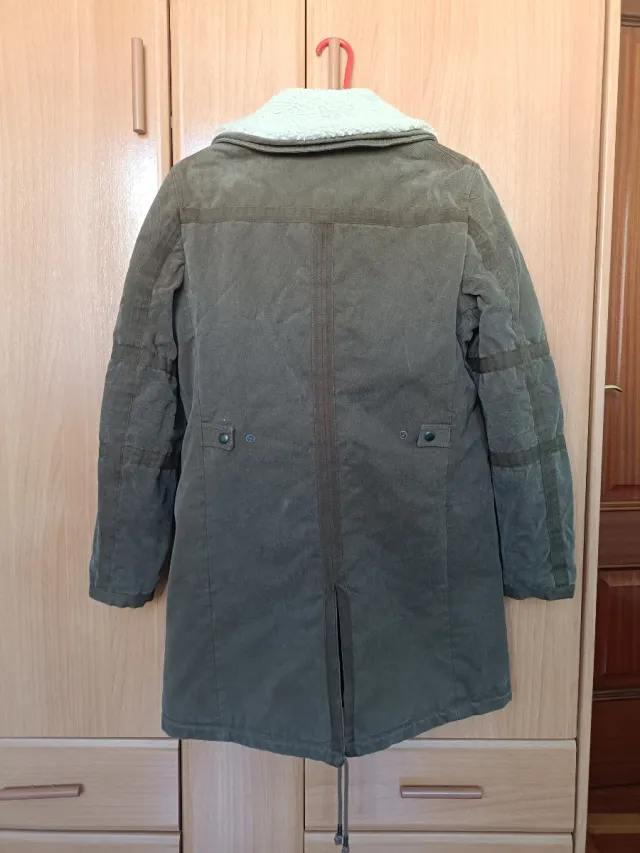 Abrigo largo con cuello de borreguito extraíble.