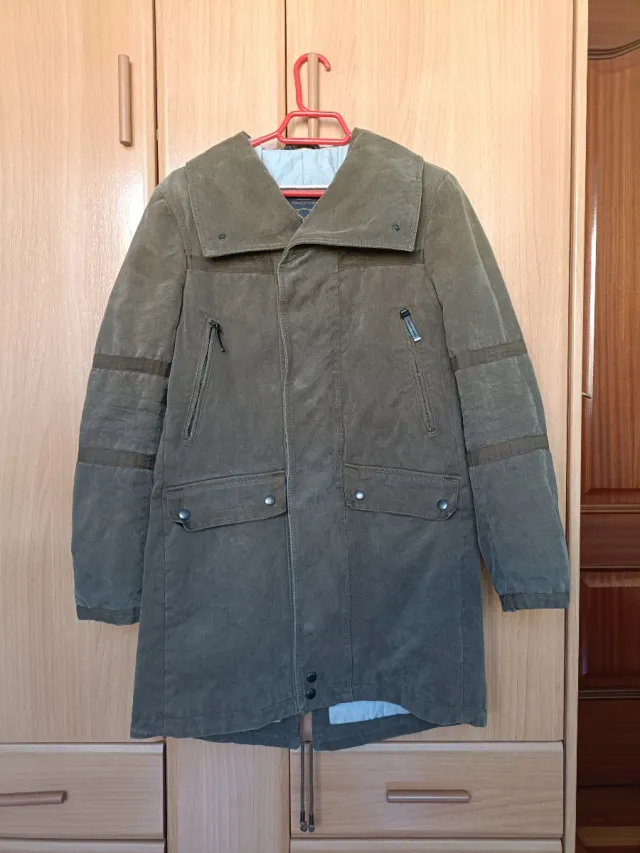 Abrigo largo con cuello de borreguito extraíble.