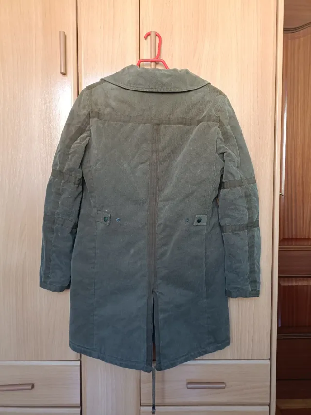 Abrigo largo con cuello de borreguito extraíble.