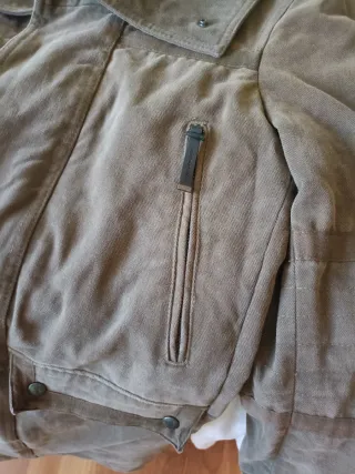 Abrigo largo con cuello de borreguito extraíble.