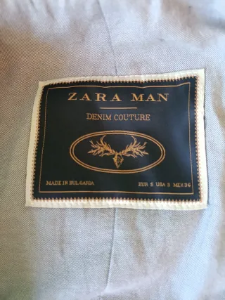 Abrigo largo con cuello de borreguito extraíble.