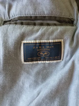 Abrigo largo con cuello de borreguito extraíble.