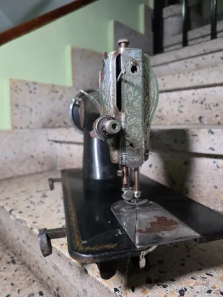 Máquina de coser antigua Alfa A