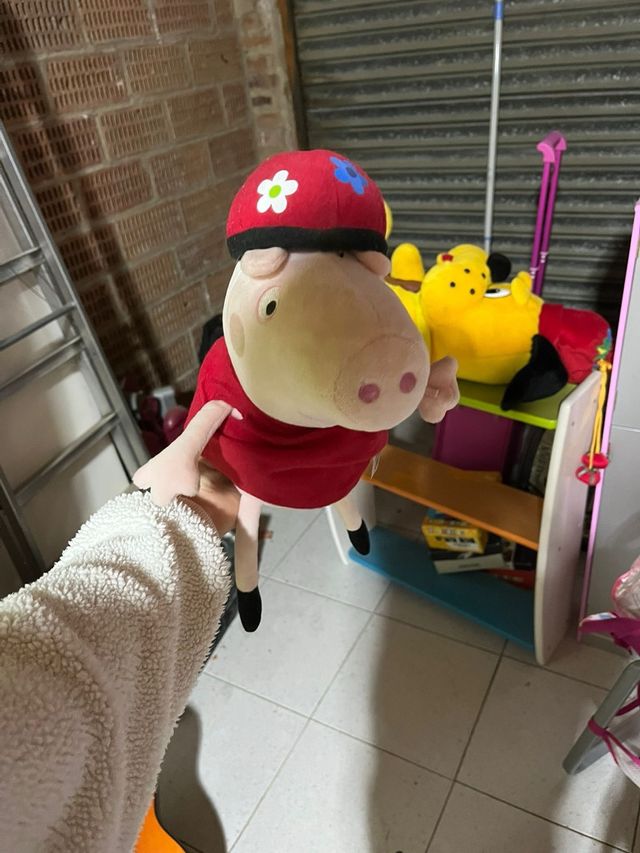 Peluche Peppa Pig con cappellino