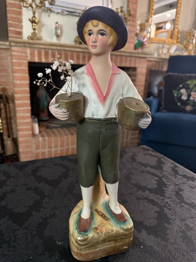 Figura antigua niño con macetas mide 40cm
