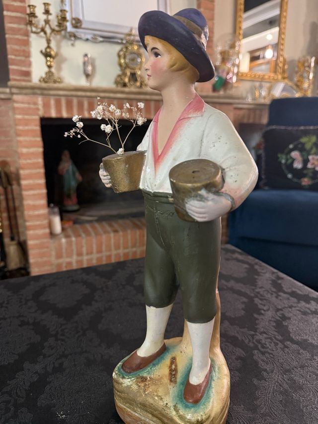 Figura antigua niño con macetas mide 40cm