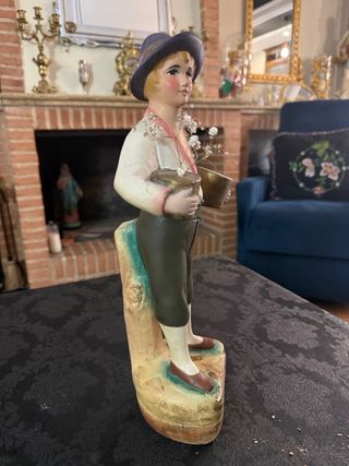 Figura antigua niño con macetas mide 40cm